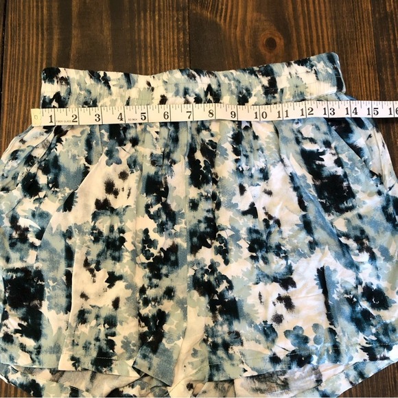 Comfortable Rayon Tie Dye Pull On Shorts With Pockets Woman’s Size Small - Picture 4 of 9